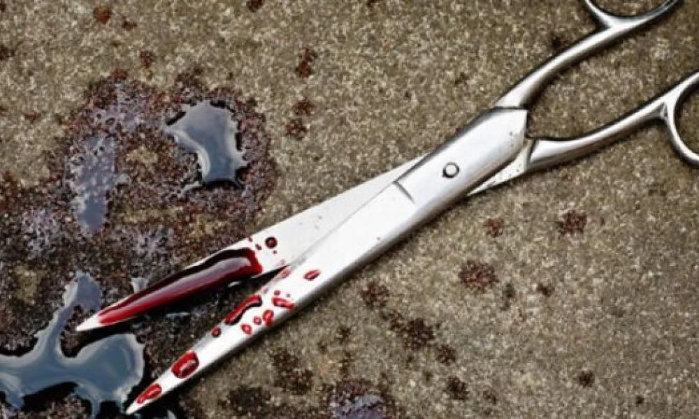 Μητέρα κάρφωσε το ψαλίδι στον λαιμό της 3χρονης κόρης της